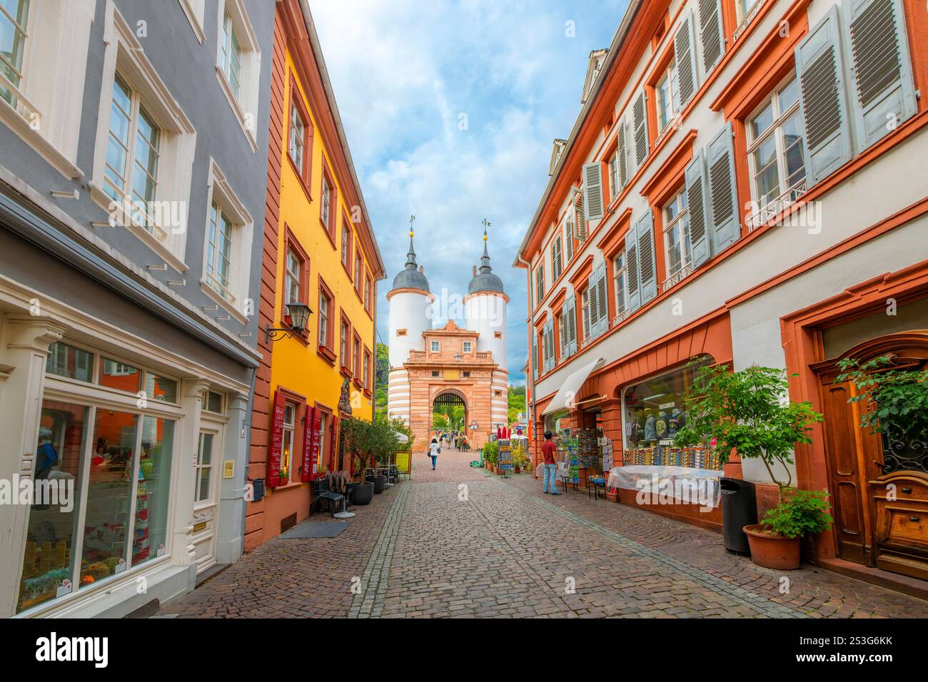 Le pont Karl Theodor, ou Vieux Pont, et la porte du Pont, vu d'une étroite rue piétonne dans la vieille ville Altstadt de Heidelberg Allemagne. Banque D'Images