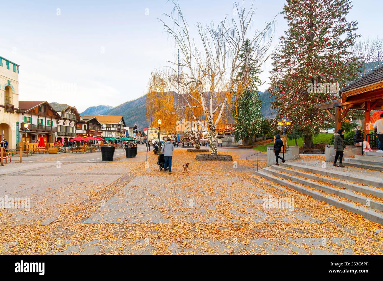 Vue d'automne sur les boutiques pittoresques et les cafés en face des parcs sur la rue principale du village bavarois de Leavenworth dans les montagnes Cascade Banque D'Images