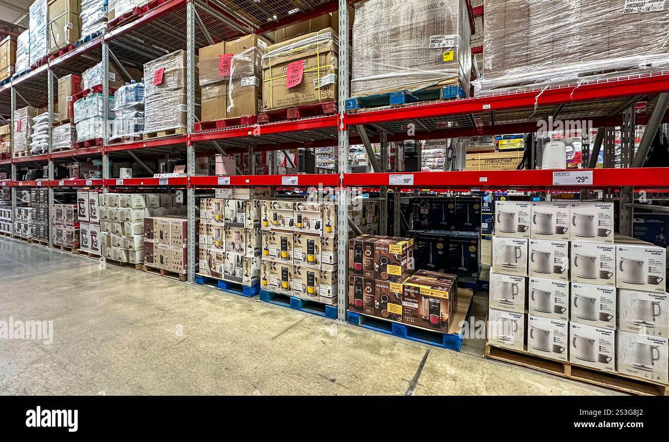 Une allée de petits électroménagers dans un magasin Sam's Club. - Image de stock capturée avec un smartphone