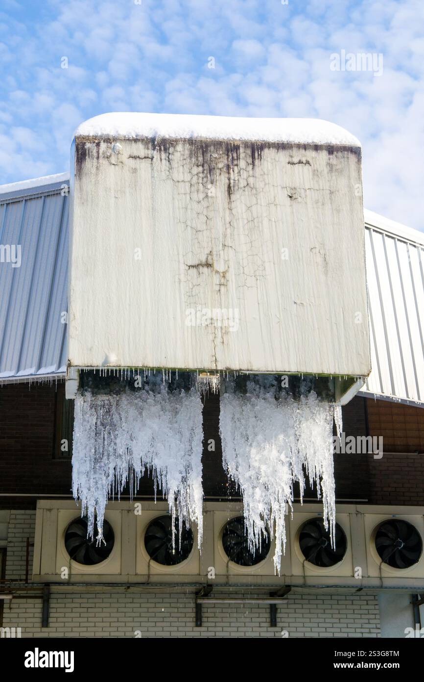 Grands glaçons suspendus aux drains industriels Banque D'Images