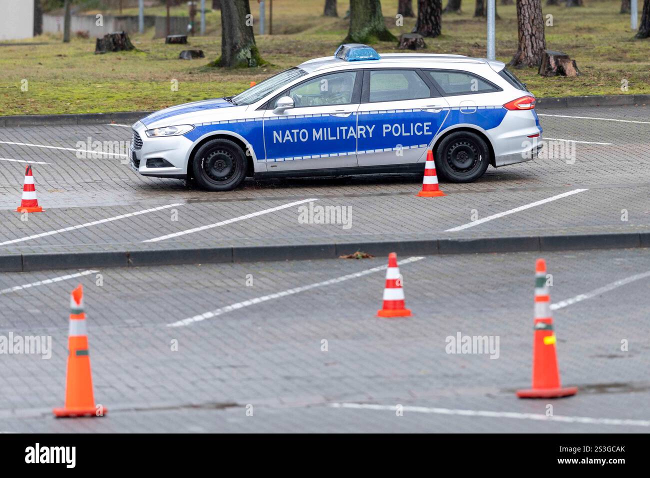 Véhicule DE POLICE MILITAIRE de l'OTAN vu lors d'une réunion du Groupe de contact pour la défense de l'Ukraine (UDCG) à la base aérienne de Ramstein. Banque D'Images