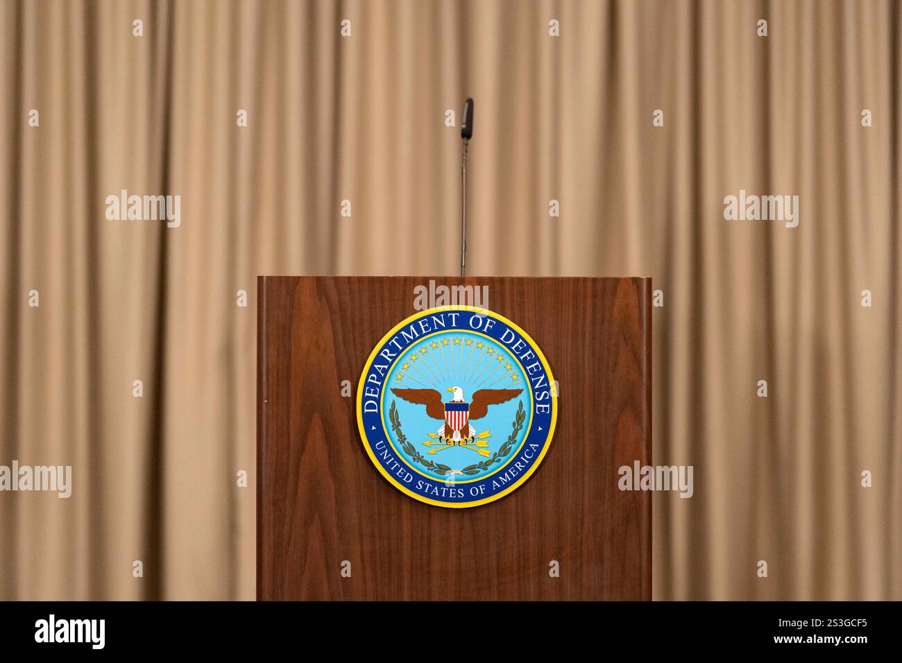 Logo du DoD vu avant la conférence de presse avec le secrétaire américain à la Défense LLOYD J. AUSTIN III lors de la réunion du Groupe de contact pour la Défense de l'Ukraine (UDCG) à la base aérienne de Ramstein. Banque D'Images