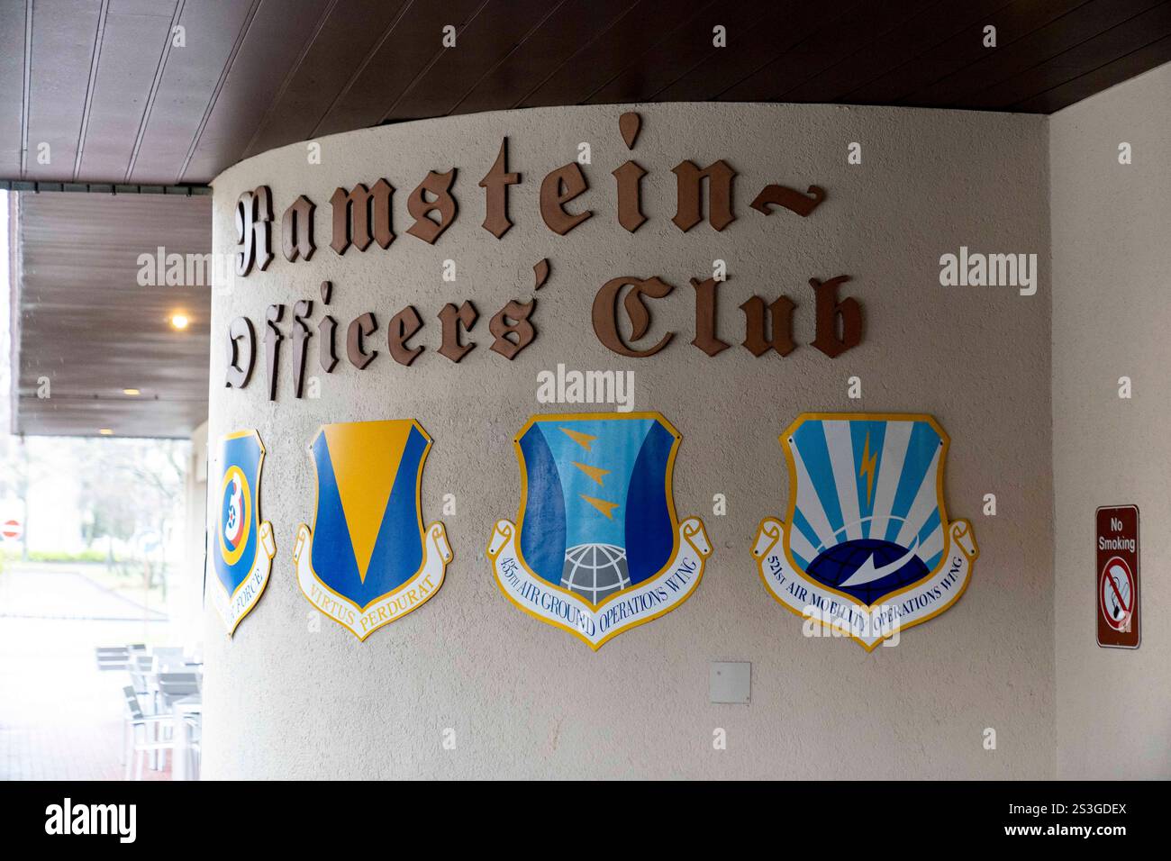 Panneau d'entrée du Club des officiers de Ramstein vu, ici, la réunion UDCG du Groupe de contact pour la défense de l'Ukraine à la base aérienne de Ramstein a lieu. Ramstein Air base Rhénanie-Palatinat Allemagne Banque D'Images