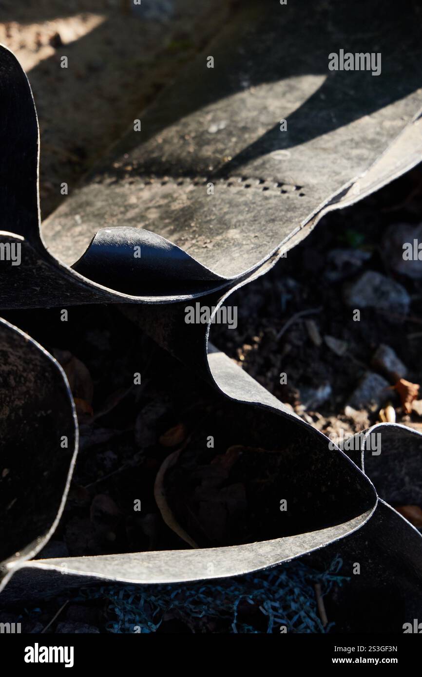 Exploration des motifs abstraits trouvés dans les surfaces courbes en caoutchouc illuminées par la lumière naturelle Banque D'Images