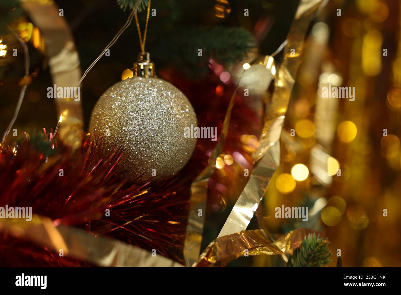 Scintillants et boule sur le sapin de Noël, gros plan Banque D'Images