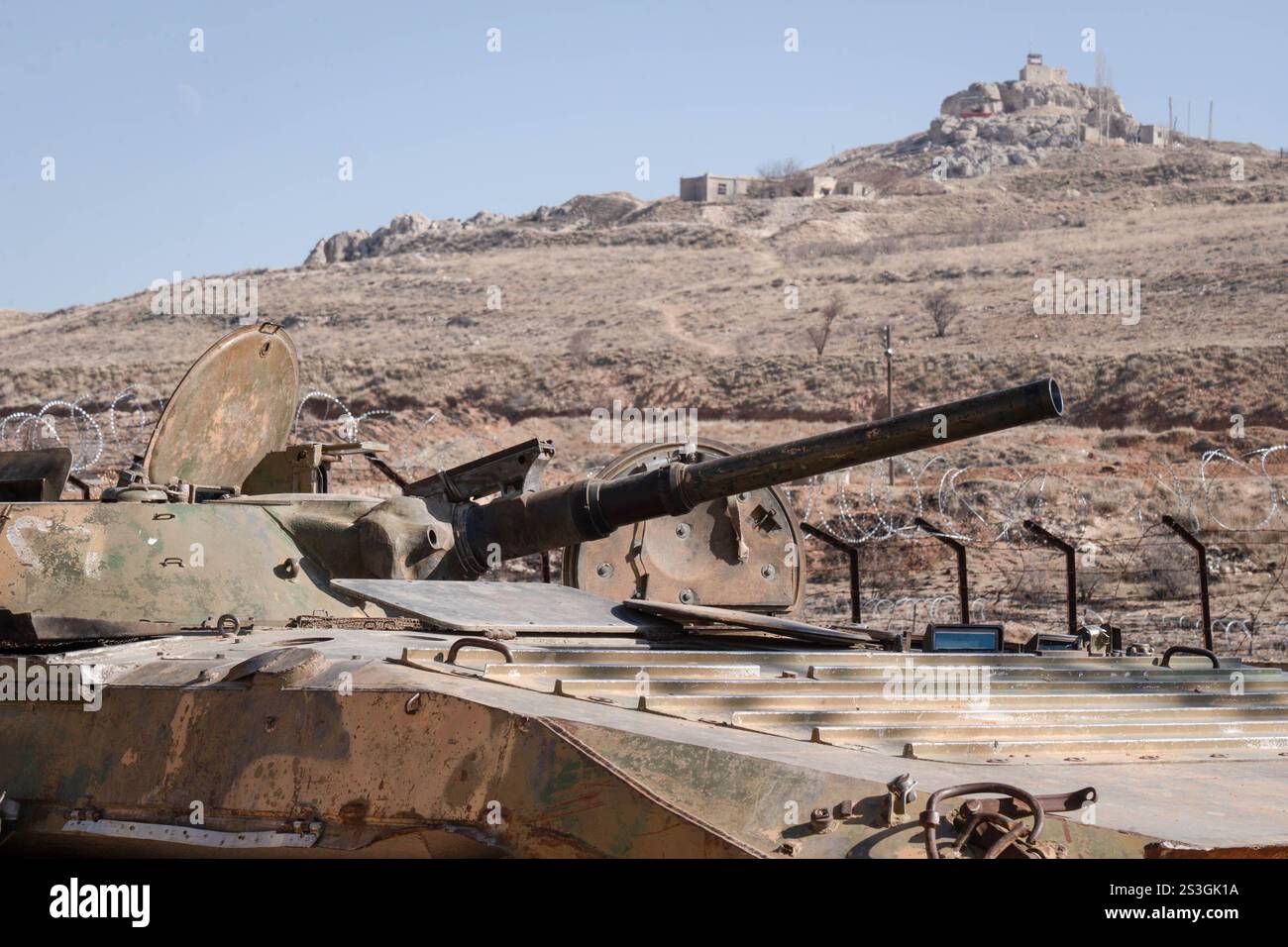 Syrie. 7 janvier 2025. Un char détruit du régime d'Assad est vu laissé à l'extérieur de la prison de Sednaya. (Crédit image : © Ashley Chan/SOPA images via ZUMA Press Wire) USAGE ÉDITORIAL SEULEMENT! Non destiné à UN USAGE commercial ! Banque D'Images