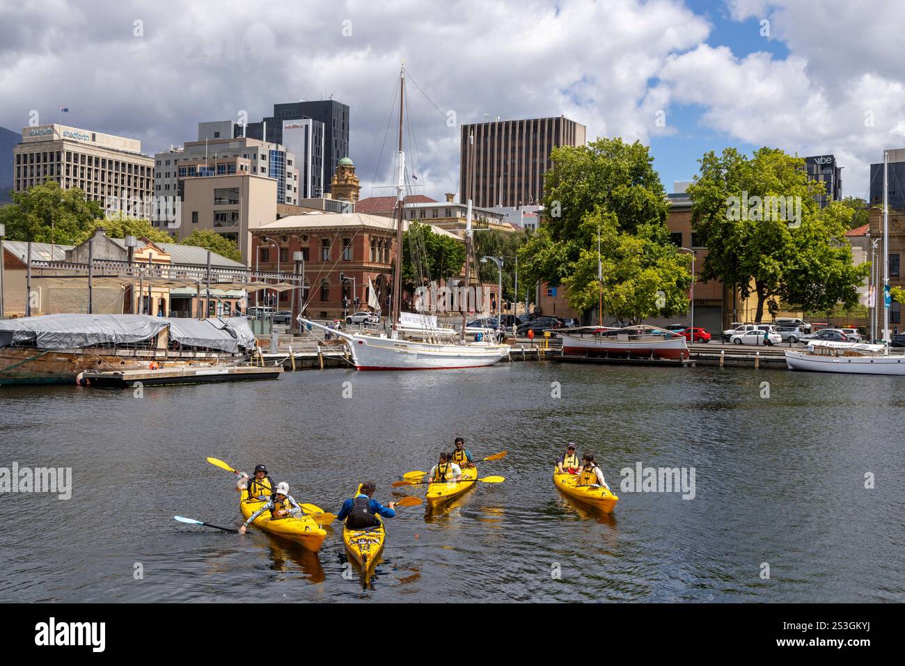 Hobart Tasmanie, les gens apprennent à faire du kayak avec un instructeur à Victoria Dock dans le centre-ville de Hobart, Tasmanie, Australie, 2024 Banque D'Images