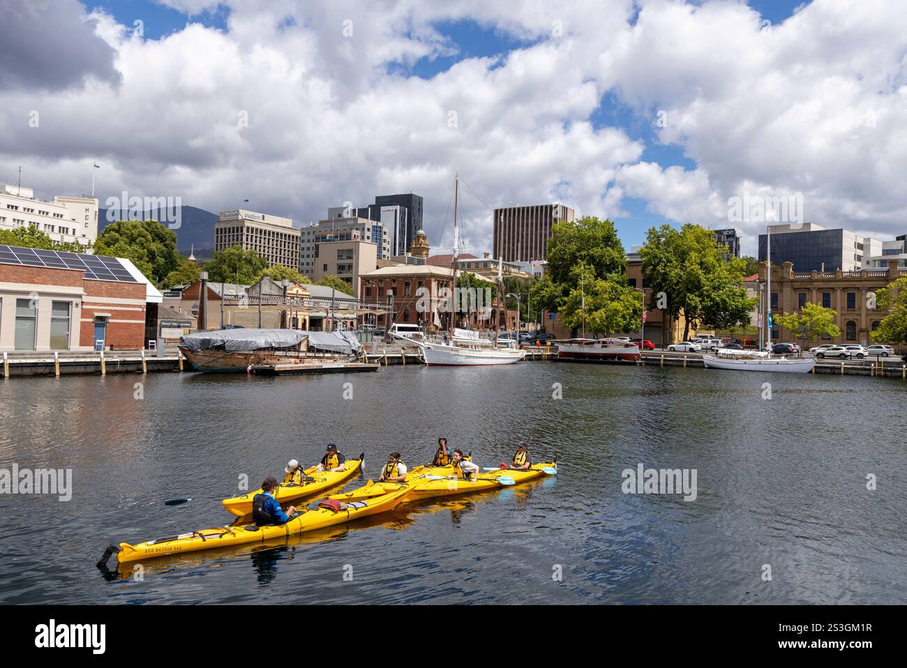 Hobart Tasmanie, les gens apprennent à faire du kayak avec un instructeur à Victoria Dock dans le centre-ville de Hobart, Tasmanie, Australie, 2024 Banque D'Images