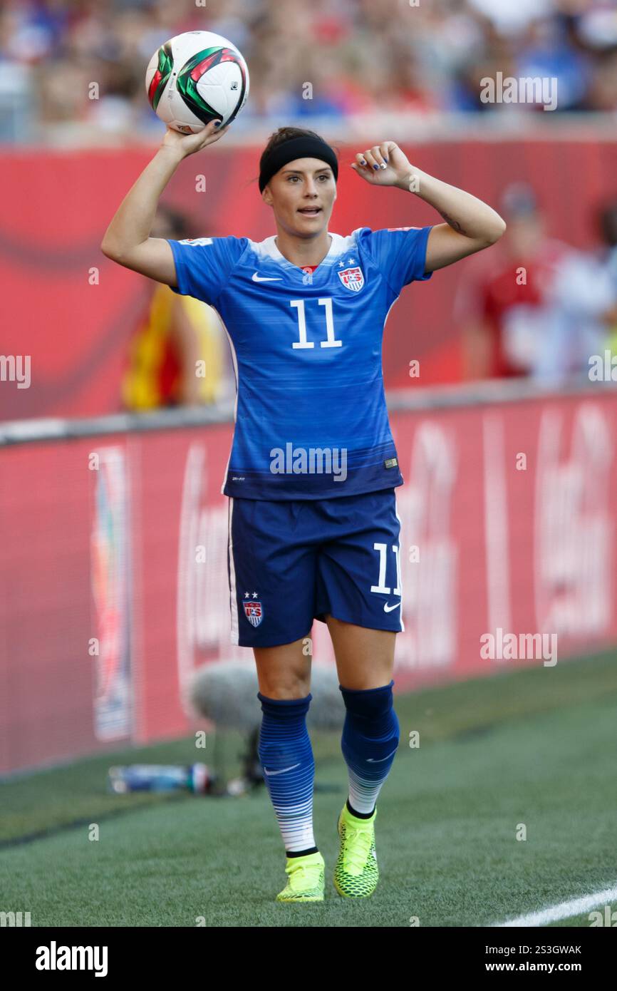 WINNIPEG, CANADA - 12 JUIN : Alexandra Blaire Krieger tient le ballon tout en préparant un lancer lors d'un match du Groupe d de la Coupe du monde féminine de la FIFA contre la Suède le 12 juin 2015 au Winnipeg Stadium à Winnipeg, Canada. Usage éditorial exclusif. Utilisation commerciale interdite. (Photographie de Jonathan Paul Larsen / Diadem images) Banque D'Images WINNIPEG, CANADA - 12 JUIN : Alexandra Blaire Krieger tient le ballon tout en préparant un lancer lors d'un match du Groupe d de la Coupe du monde féminine de la FIFA contre la Suède le 12 juin 2015 au Winnipeg Stadium à Winnipeg, Canada. Usage éditorial exclusif. Utilisation commerciale interdite. (Photographie de Jonathan Paul Larsen / Diadem images) Banque D'Images