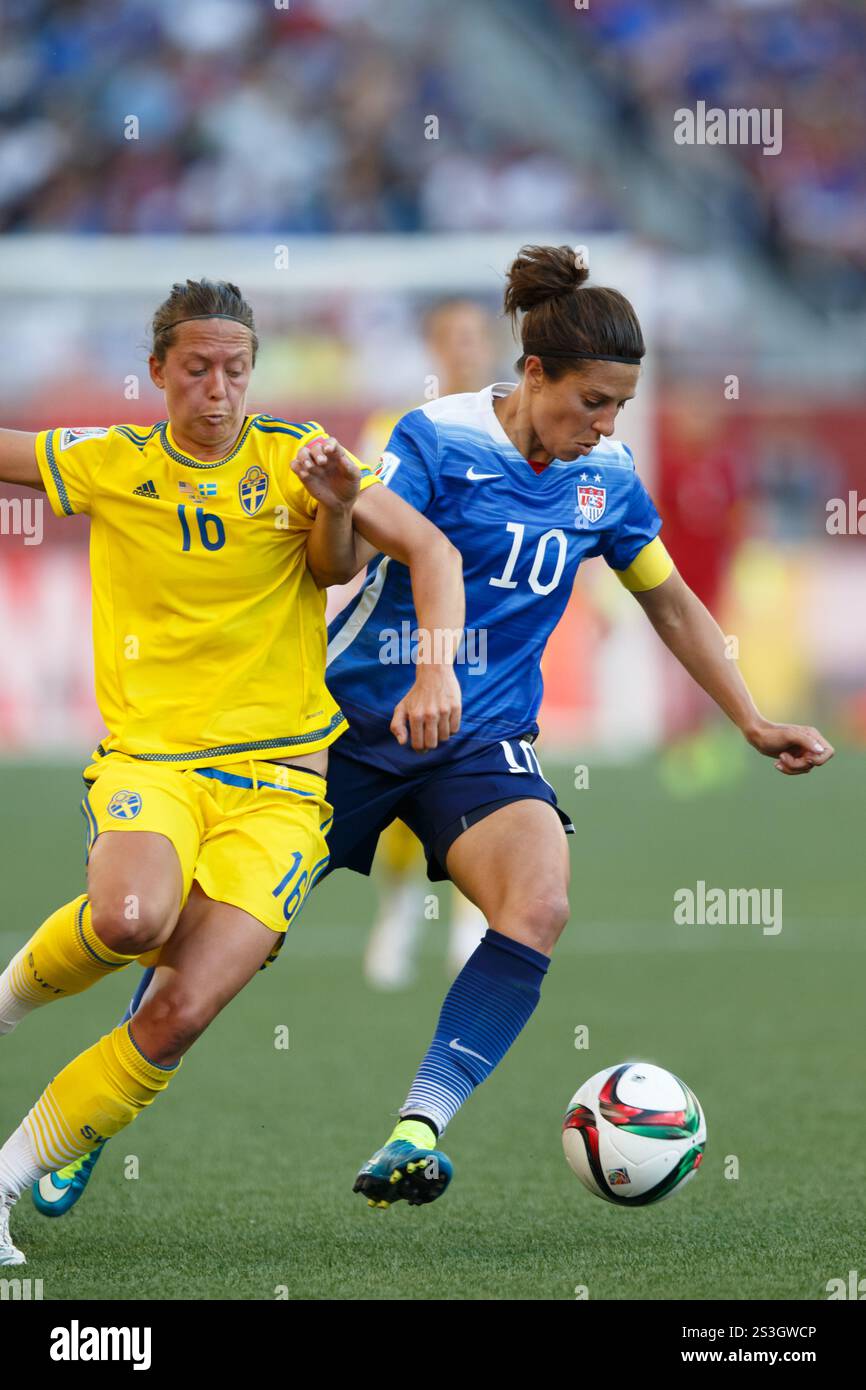 WINNIPEG, CANADA - 12 JUIN : la capitaine de l'équipe des États-Unis Carli Lloyd (10 ans) pilote le ballon alors que la suédoise Lina Nilsson (16 ans) affronte le groupe d de la Coupe du monde féminine de la FIFA le 12 juin 2015 au Winnipeg Stadium de Winnipeg, Canada. Usage éditorial exclusif. Utilisation commerciale interdite. (Photographie de Jonathan Paul Larsen / Diadem images) Banque D'Images WINNIPEG, CANADA - 12 JUIN : la capitaine de l'équipe des États-Unis Carli Lloyd (10 ans) pilote le ballon alors que la suédoise Lina Nilsson (16 ans) affronte le groupe d de la Coupe du monde féminine de la FIFA le 12 juin 2015 au Winnipeg Stadium de Winnipeg, Canada. Usage éditorial exclusif. Utilisation commerciale interdite. (Photographie de Jonathan Paul Larsen / Diadem images) Banque D'Images