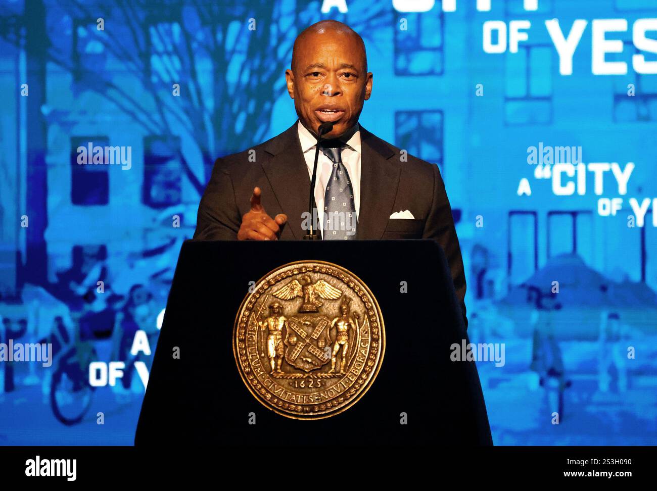 New York, États-Unis. 09 janvier 2025. Le maire de New York, Eric Adams, prononce un discours sur l'état de la ville au théâtre Apollo le jeudi 9 janvier 2025 à New York. Le maire Adams fait actuellement l'objet d'une mise en accusation criminelle fédérale pour corruption et infractions de financement de campagne. Photo de Peter Foley/UPI crédit : UPI/Alamy Live News Banque D'Images