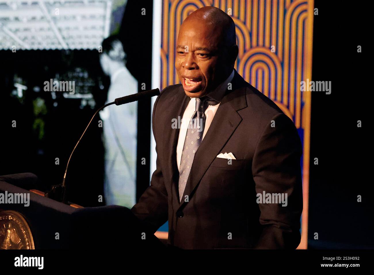 New York, États-Unis. 09 janvier 2025. Le maire de New York, Eric Adams, prononce un discours sur l'état de la ville au théâtre Apollo le jeudi 9 janvier 2025 à New York. Le maire Adams fait actuellement l'objet d'une mise en accusation criminelle fédérale pour corruption et infractions de financement de campagne. Photo de Peter Foley/UPI crédit : UPI/Alamy Live News Banque D'Images