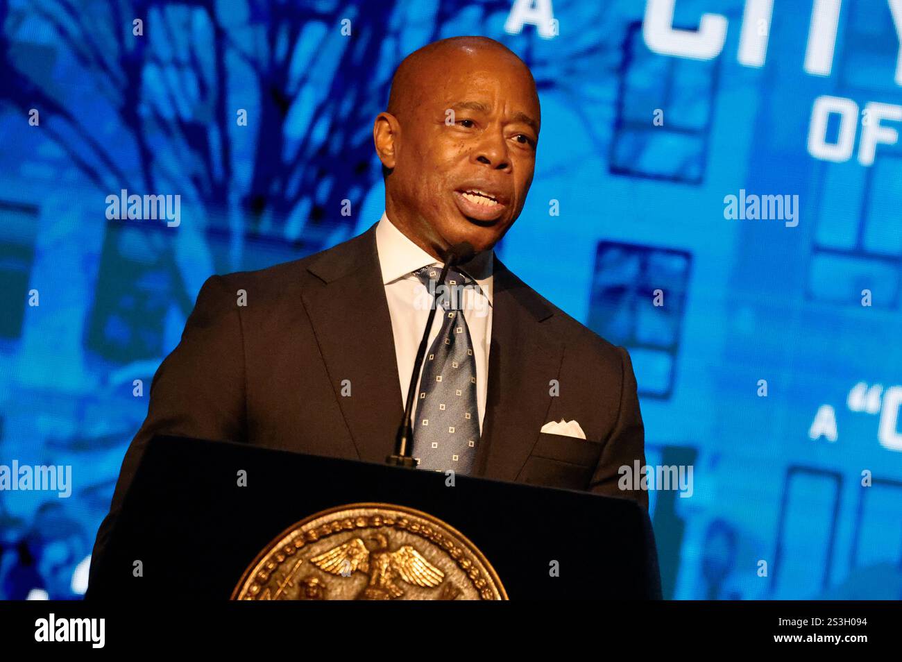 New York, États-Unis. 09 janvier 2025. Le maire de New York, Eric Adams, prononce un discours sur l'état de la ville au théâtre Apollo le jeudi 9 janvier 2025 à New York. Le maire Adams fait actuellement l'objet d'une mise en accusation criminelle fédérale pour corruption et infractions de financement de campagne. Photo de Peter Foley/UPI crédit : UPI/Alamy Live News Banque D'Images