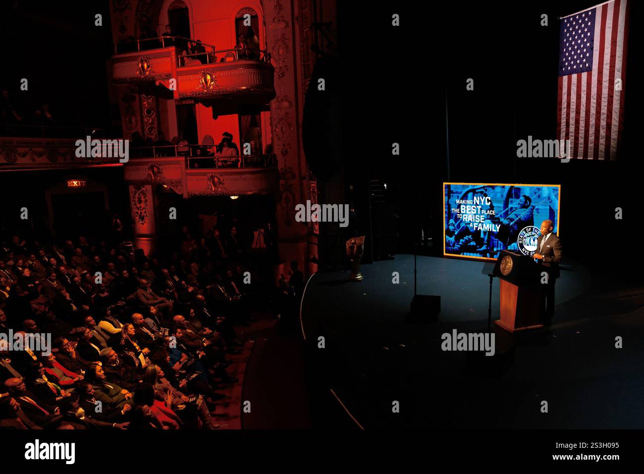 New York, États-Unis. 09 janvier 2025. Le maire de New York, Eric Adams, à droite, prend la parole lors de son discours sur l'état de la ville au théâtre Apollo le jeudi 9 janvier 2025 à New York. Le maire Adams fait actuellement l'objet d'une mise en accusation criminelle fédérale pour corruption et infractions de financement de campagne. Photo de Peter Foley/UPI crédit : UPI/Alamy Live News Banque D'Images