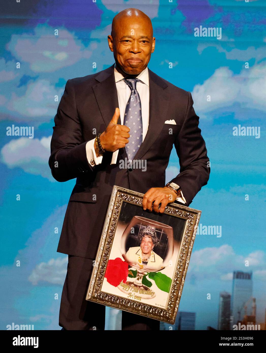 New York, États-Unis. 09 janvier 2025. Le maire de New York Eric Adams tient une photo de sa mère à la conclusion de son discours sur l'état de la ville au théâtre Apollo le jeudi 9 janvier 2025 à New York. Le maire Adams fait actuellement l'objet d'une mise en accusation criminelle fédérale pour corruption et infractions de financement de campagne. Photo de Peter Foley/UPI crédit : UPI/Alamy Live News Banque D'Images