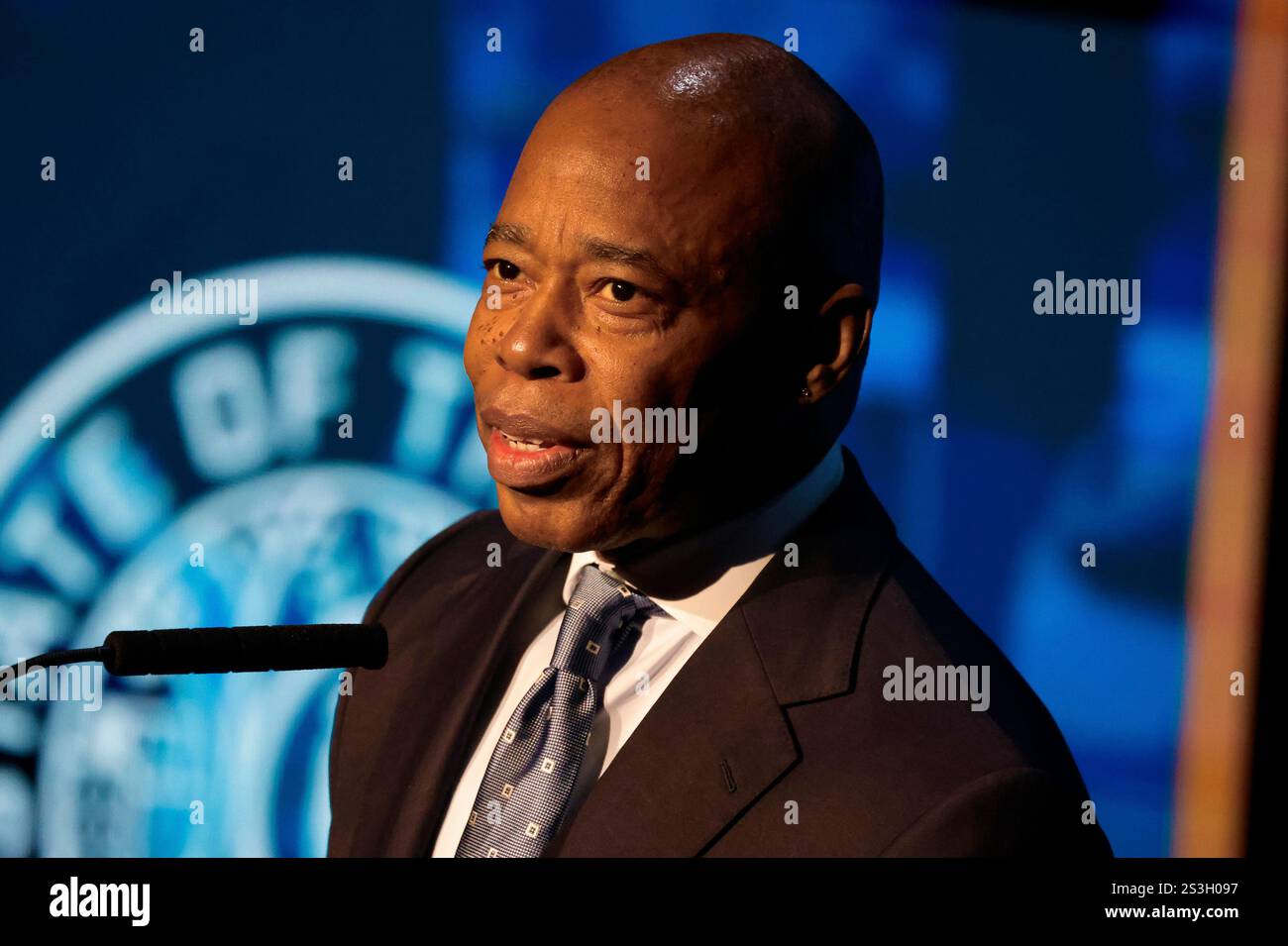 New York, États-Unis. 09 janvier 2025. Le maire de New York, Eric Adams, prononce un discours sur l'état de la ville au théâtre Apollo le jeudi 9 janvier 2025 à New York. Le maire Adams fait actuellement l'objet d'une mise en accusation criminelle fédérale pour corruption et infractions de financement de campagne. Photo de Peter Foley/UPI crédit : UPI/Alamy Live News Banque D'Images