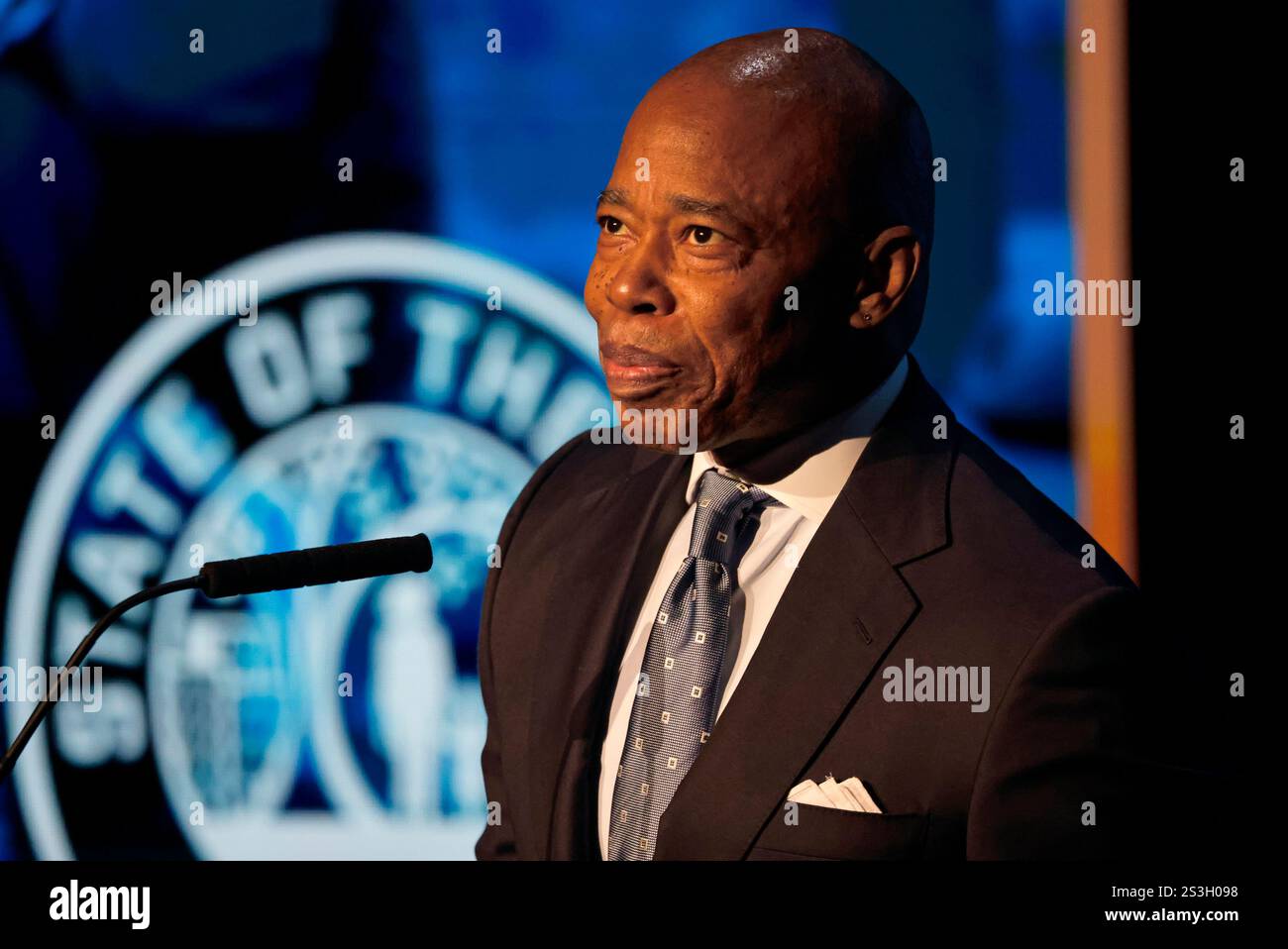 New York, États-Unis. 09 janvier 2025. Le maire de New York, Eric Adams, arrive à son discours sur l'état de la ville au théâtre Apollo le jeudi 9 janvier 2025 à New York. Le maire Adams fait actuellement l'objet d'une mise en accusation criminelle fédérale pour corruption et infractions de financement de campagne. Photo de Peter Foley/UPI crédit : UPI/Alamy Live News Banque D'Images