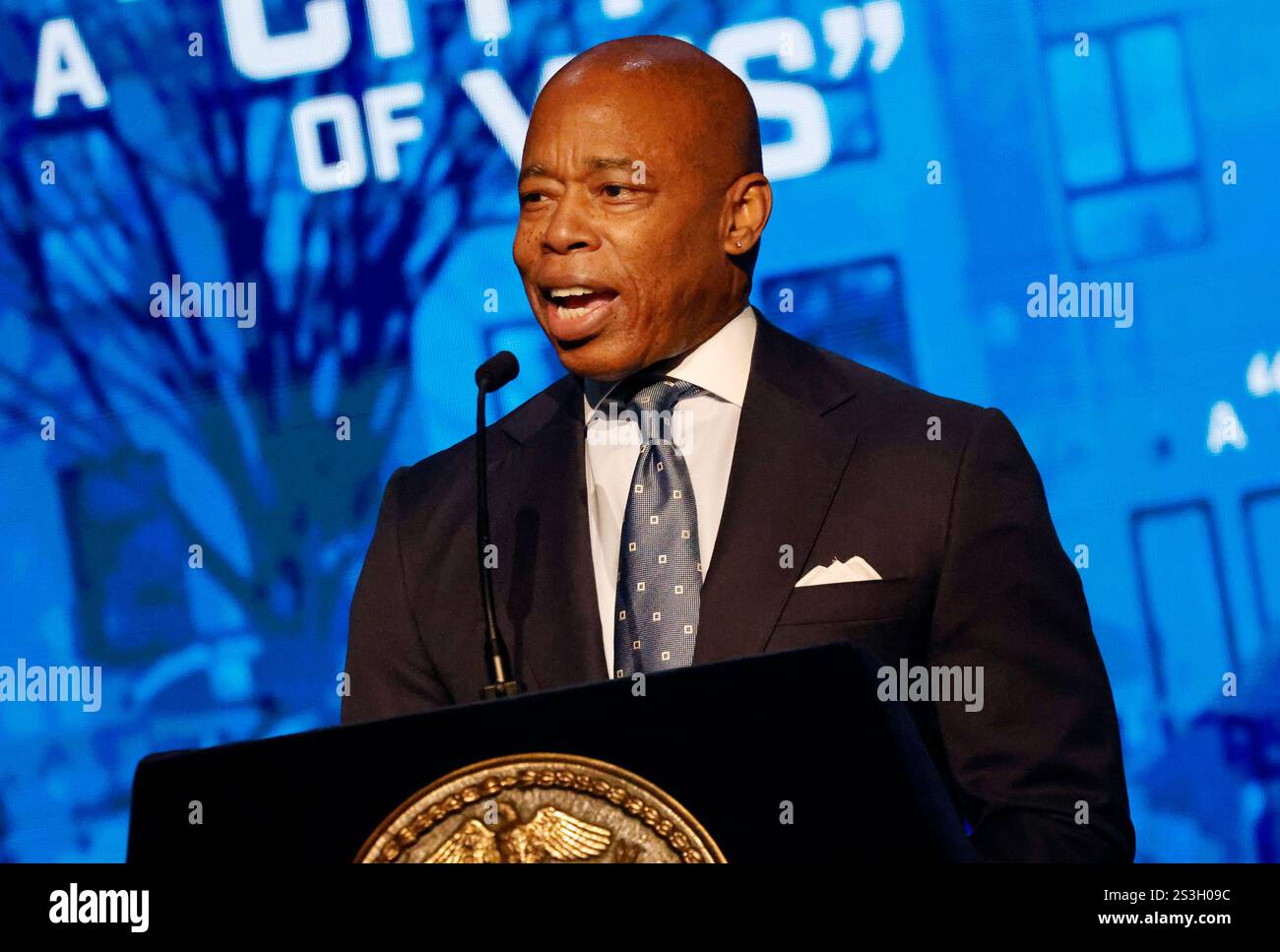 New York, États-Unis. 09 janvier 2025. Le maire de New York, Eric Adams, prononce un discours sur l'état de la ville au théâtre Apollo le jeudi 9 janvier 2025 à New York. Le maire Adams fait actuellement l'objet d'une mise en accusation criminelle fédérale pour corruption et infractions de financement de campagne. Photo de Peter Foley/UPI crédit : UPI/Alamy Live News Banque D'Images