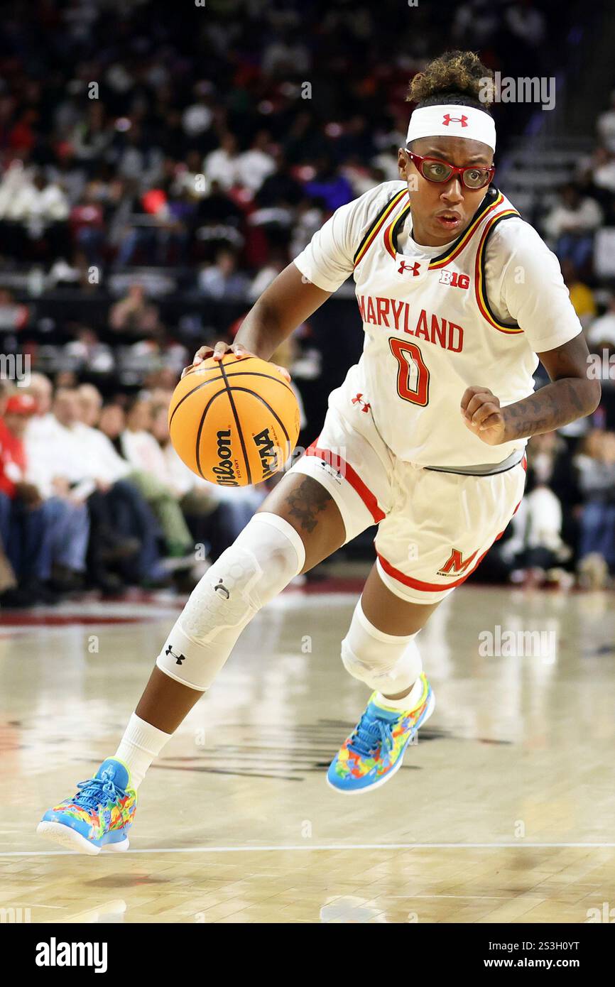 Maryland guard Shyanne Sellers (0) dribbles the ball during the first half of an NCAA college basketball game against Southern California, Wednesday, Jan. 8, 2025, in College Park, Md. (AP Photo/Daniel Kucin Jr.) Banque D'Images