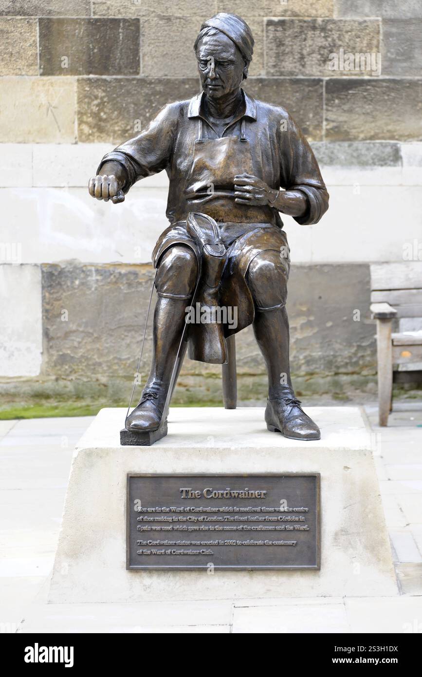 Statue en bronze d'un cordonnier avec des outils traditionnels dans un cadre urbain, Londres, région de Londres, Angleterre, Royaume-Uni, Europe Banque D'Images