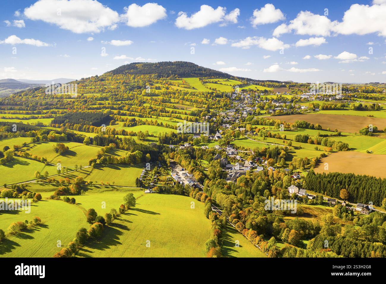 Vue orientale du Poehlberg avec le village de Geyersdorf depuis les airs, Erzgebirge, Saxe, Allemagne, Europe Banque D'Images