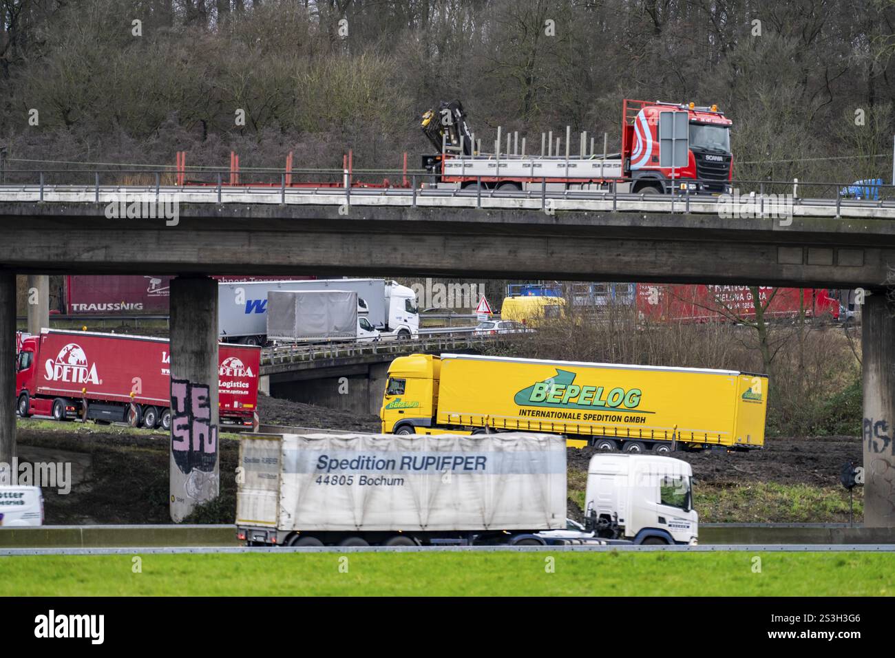 La jonction de l'autoroute Kaiserberg, autoroute A40, autoroute de la Ruhr, traverse l'A3, trafic dense, embouteillage, la jonction est en cours de reconstruction o Banque D'Images