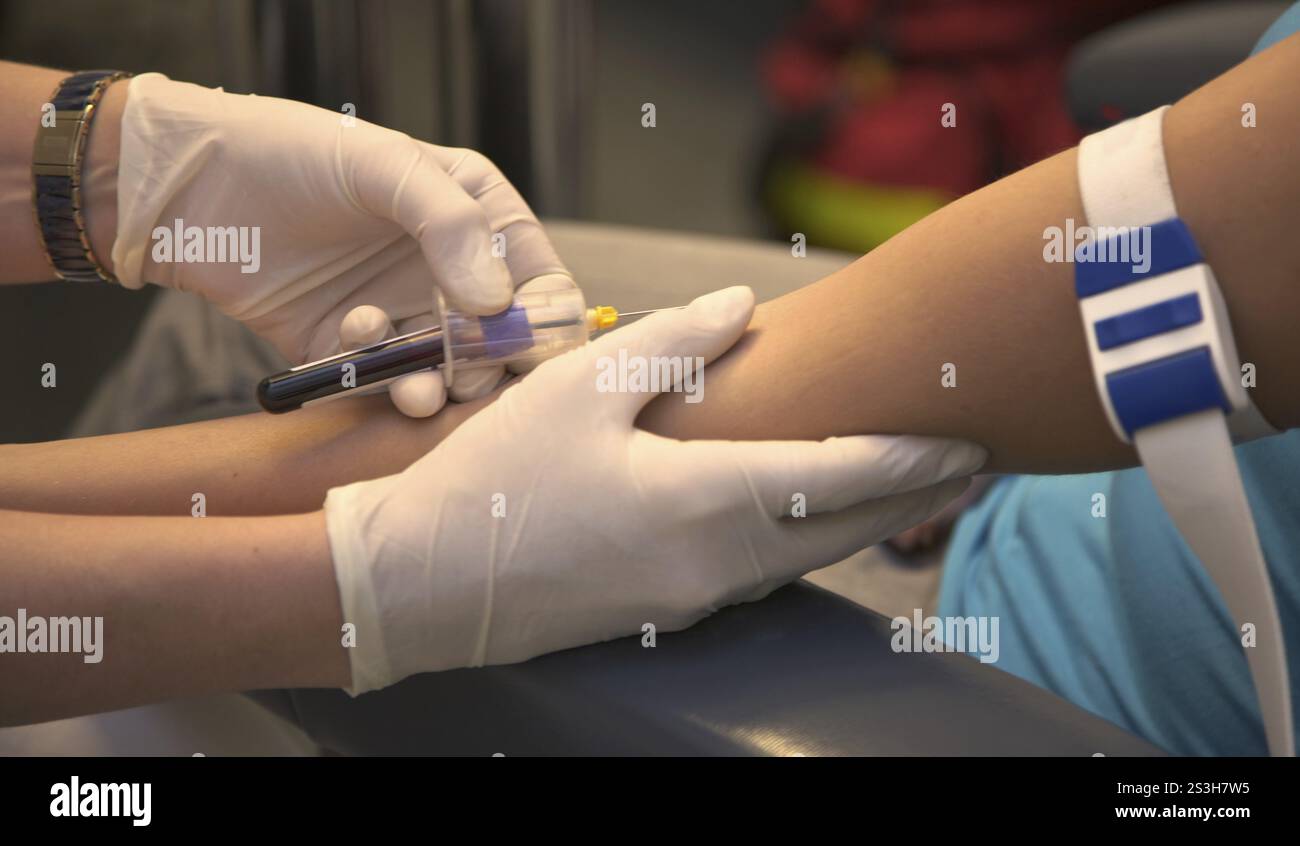 Le médecin prélève du sang d'un patient Banque D'Images