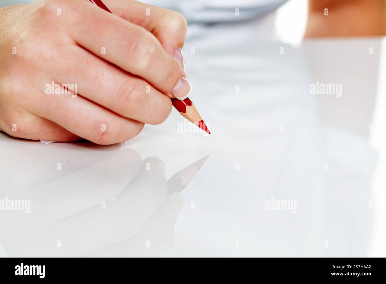 Une main tient un stylo rouge. Photo symbolique pour les économies et les coupes budgétaires. Autriche Banque D'Images