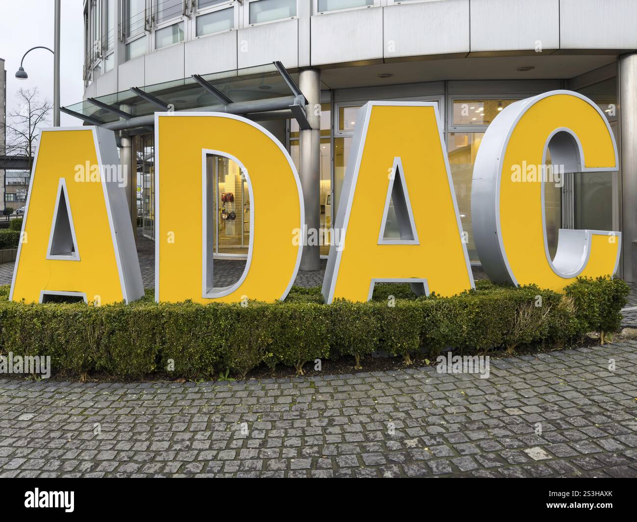 Logo ADAC devant un magasin ADAC à Remscheid, Allemagne, Europe Banque D'Images