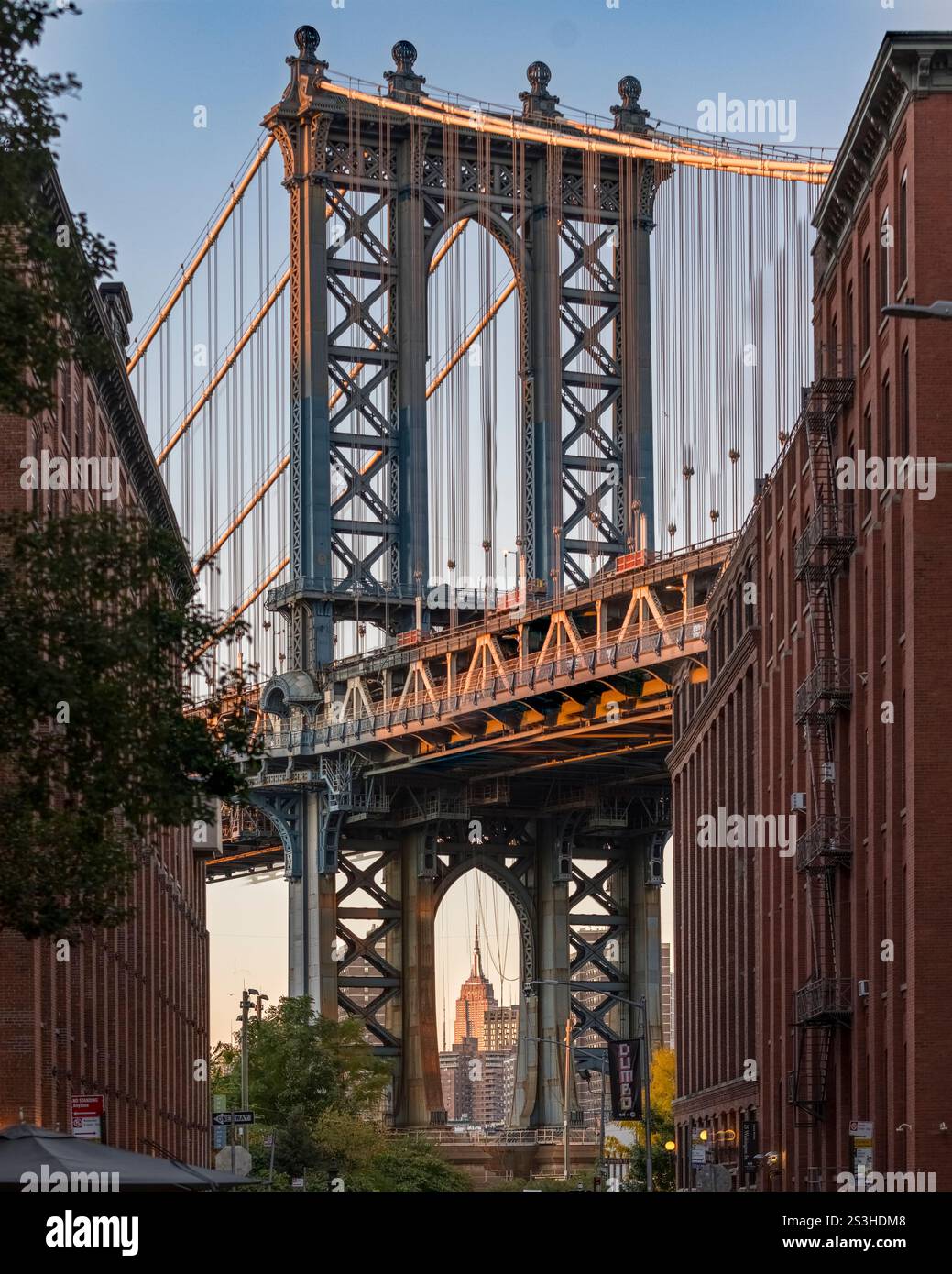 L'Empire State Building parfaitement encadré par le pont de Manhattan, capturé depuis Washington Street à DUMBO, Brooklyn, une perspective emblématique de New York. Banque D'Images