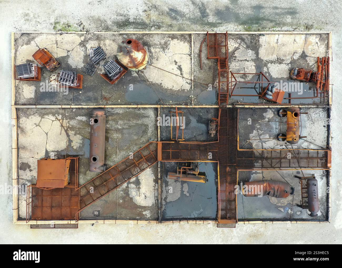 Une vue abstraite par drone de l’école de pompiers du Lambton College à Sarnia, EN ONTARIO, mettant en valeur des structures rouillées et des textures industrielles dans une composition graphique. Banque D'Images