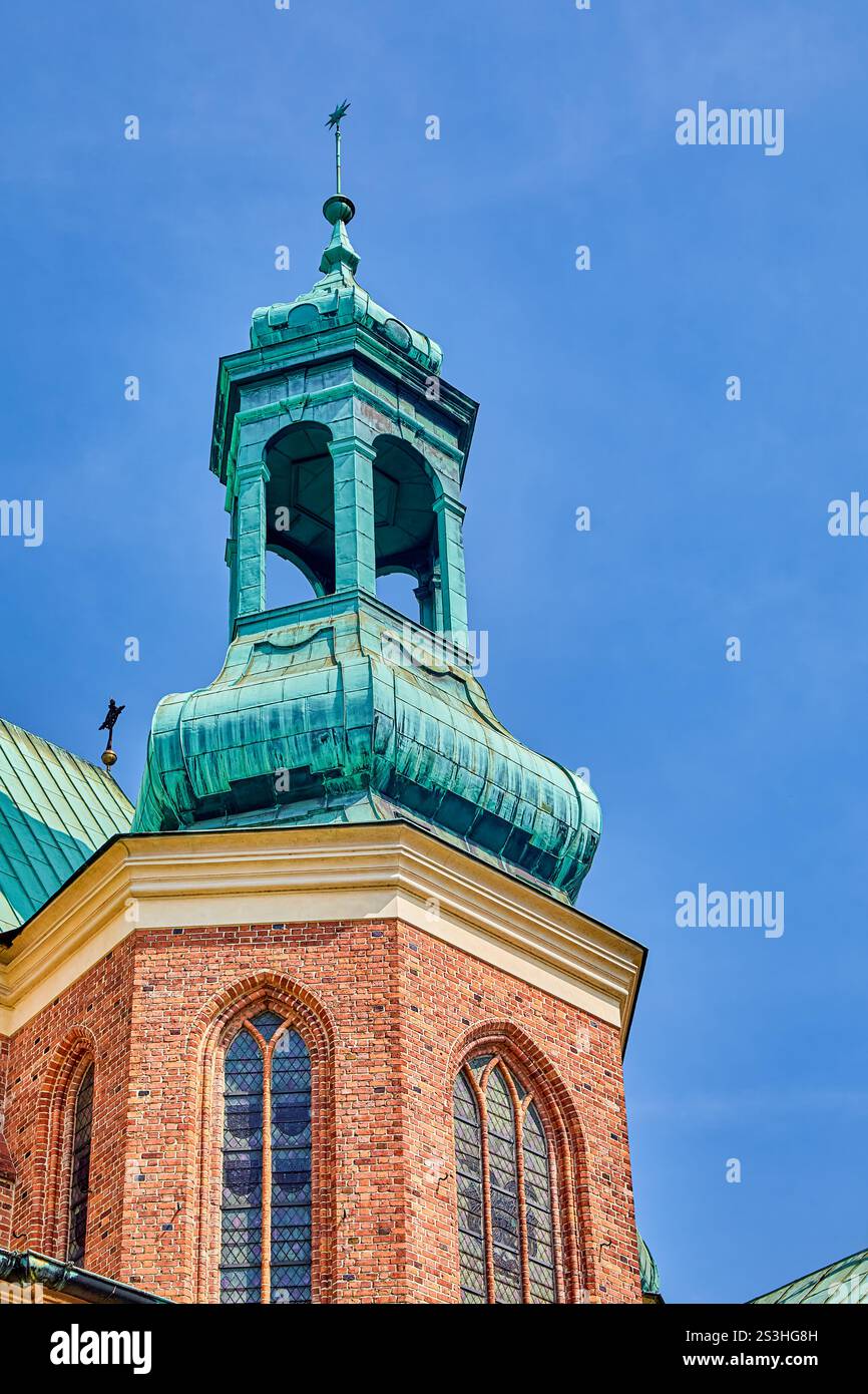Clochers et clochers et croix religieuse sur la basilique de l'archicathédrale de nouveaux Pierre et de nouveaux Paul à Poznan, Europe, Pologne Banque D'Images Clochers et clochers et croix religieuse sur la basilique de l'archicathédrale de nouveaux Pierre et de nouveaux Paul à Poznan, Europe, Pologne Banque D'Images