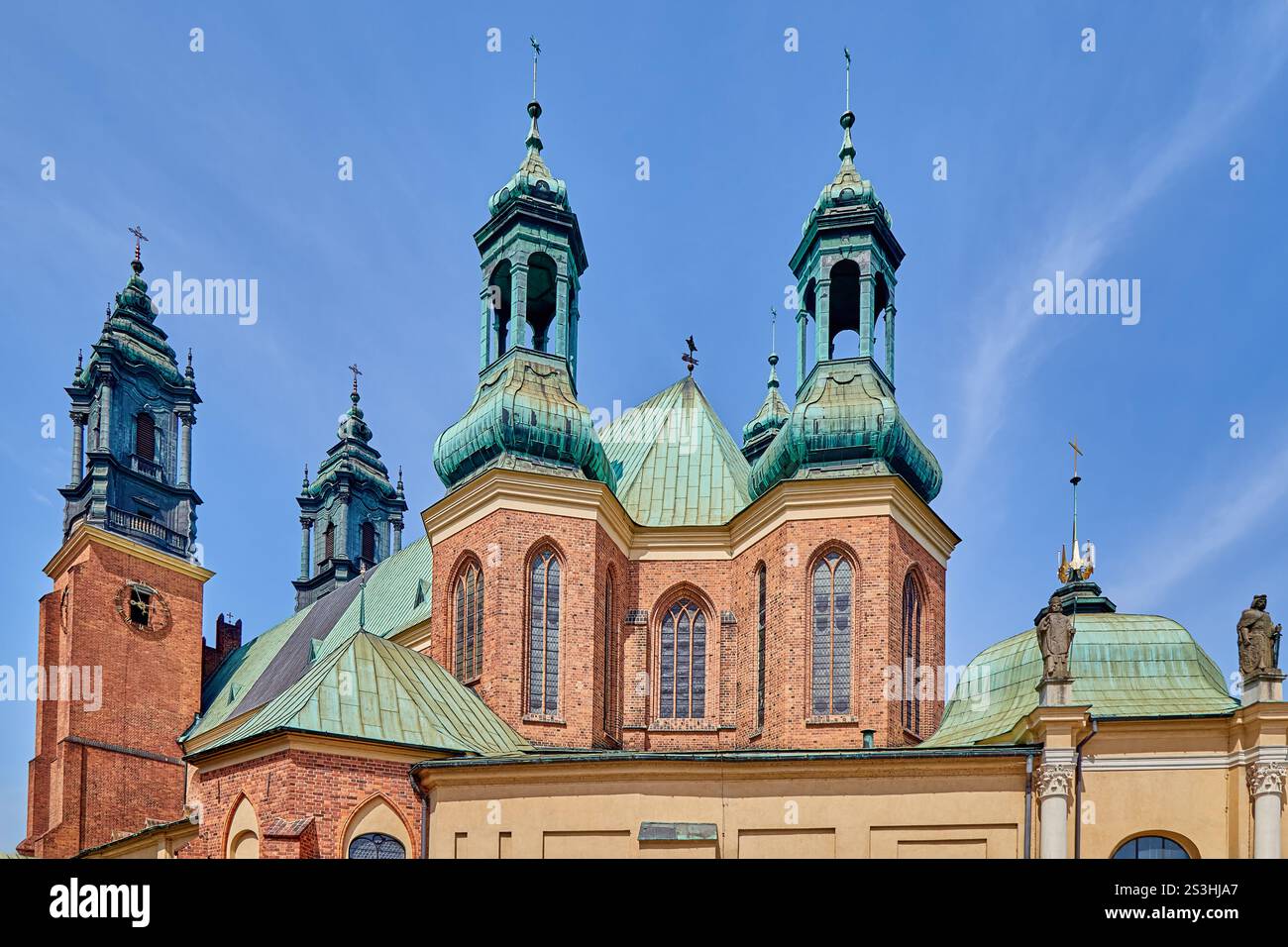 Clochers et clochers et croix religieuse sur la basilique de l'archicathédrale de nouveaux Pierre et de nouveaux Paul à Poznan, Europe, Pologne Banque D'Images Clochers et clochers et croix religieuse sur la basilique de l'archicathédrale de nouveaux Pierre et de nouveaux Paul à Poznan, Europe, Pologne Banque D'Images