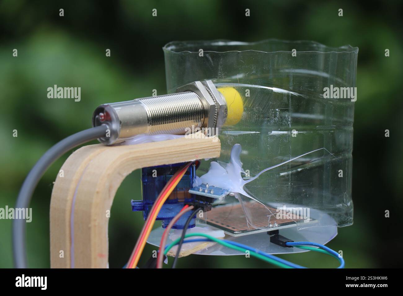 Capteur de proximité capacitif avec micro servo et module de détection de pluie fonctionnant en combinaison dans la détection d'objets humides et secs et métalliques Banque D'Images