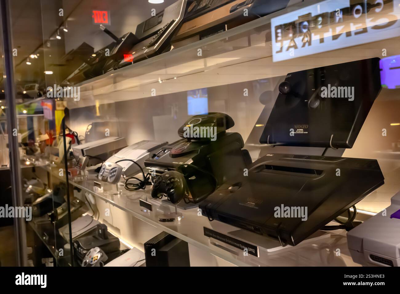 Rochester, New York, États-Unis - 6,2024 : rangée de vieux systèmes de jeux électroniques au Strong National Museum of Play Banque D'Images