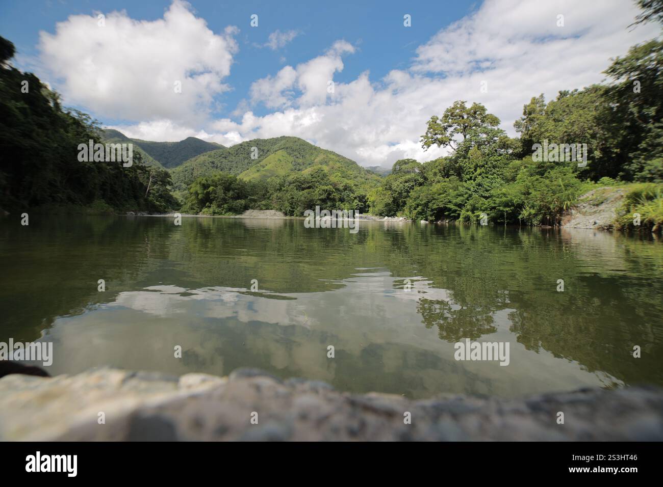 Magnifique plan de la rivière haina avec de l'eau calme. Banque D'Images