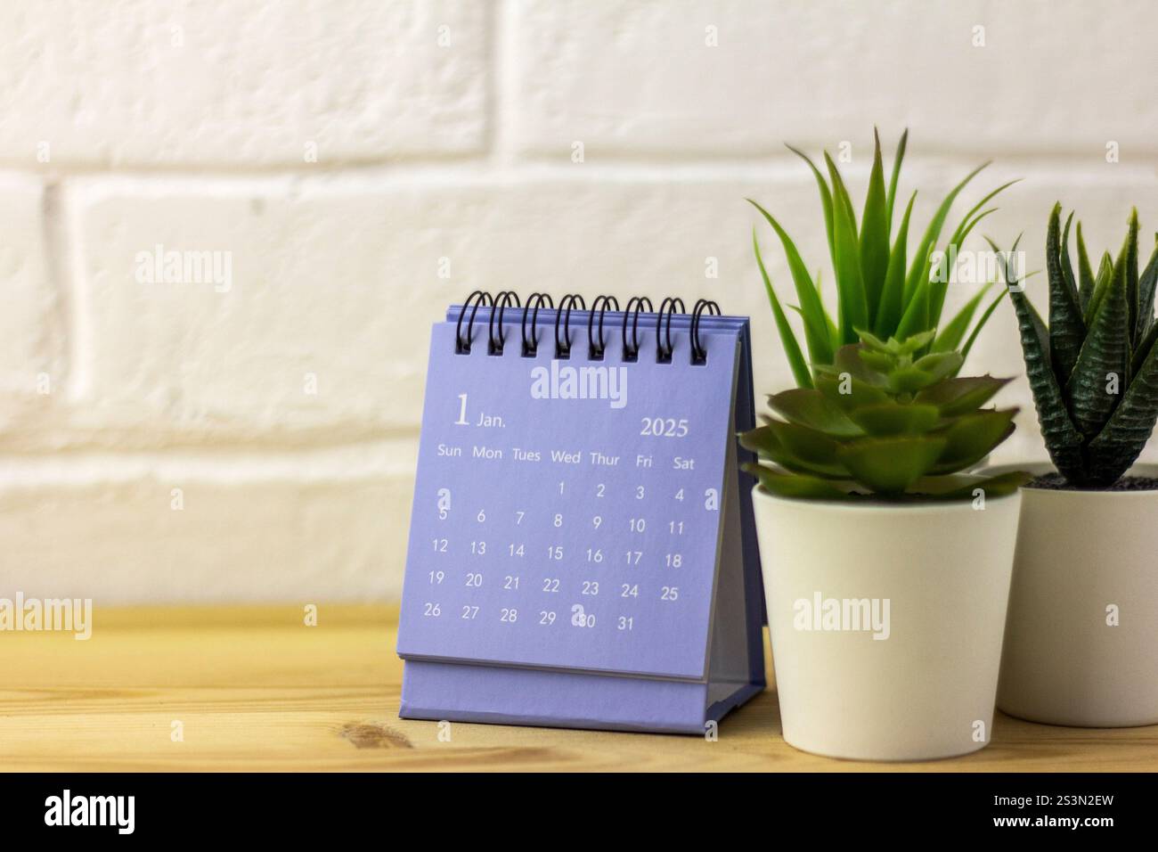 Bonjour janvier. Calendrier de planification de janvier 2025 sur votre bureau Banque D'Images