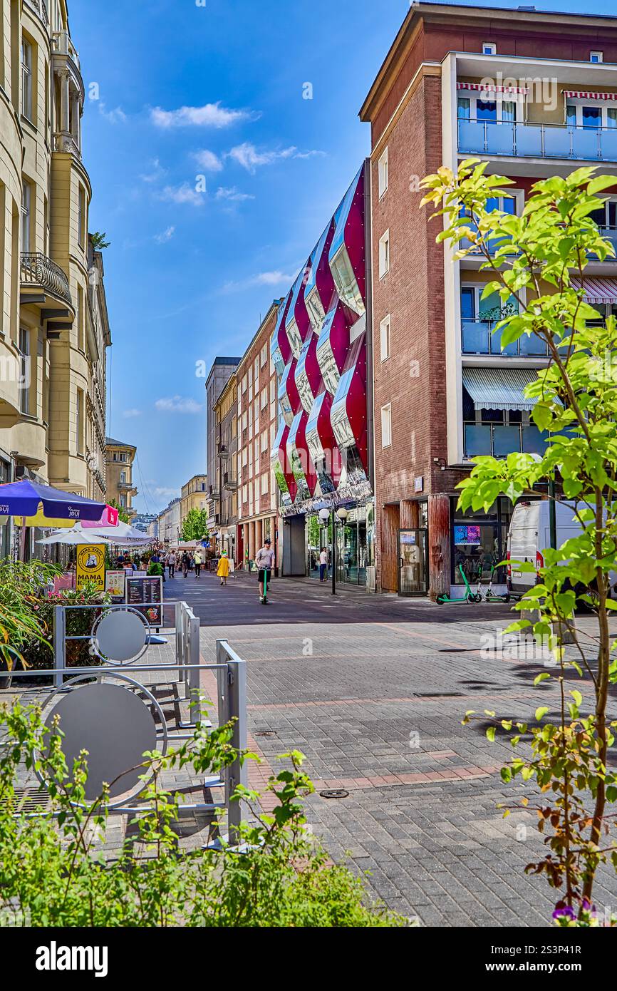 Cafés de rue et restaurants ouverts pour les dîners à l'heure du déjeuner dans la nouvelle partie moderne de la ville de Varsovie, Pologne, Europe Banque D'Images