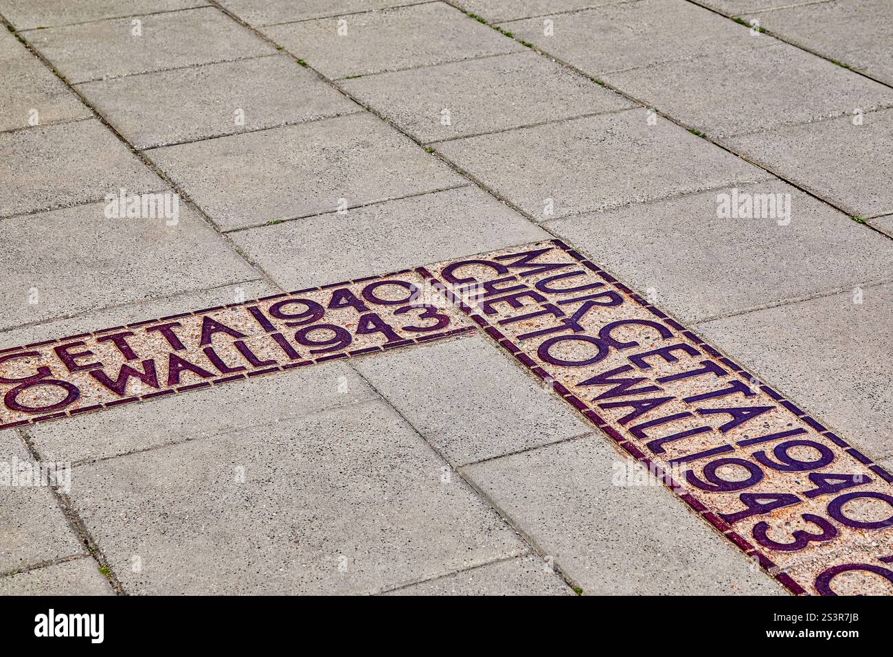 Marqueur commémoratif montrant l'emplacement du mur de Getto qui était autour du ghetto de Varsovie en 1940 à 1943, Varsovie, Pologne, Europe Banque D'Images Marqueur commémoratif montrant l'emplacement du mur de Getto qui était autour du ghetto de Varsovie en 1940 à 1943, Varsovie, Pologne, Europe Banque D'Images