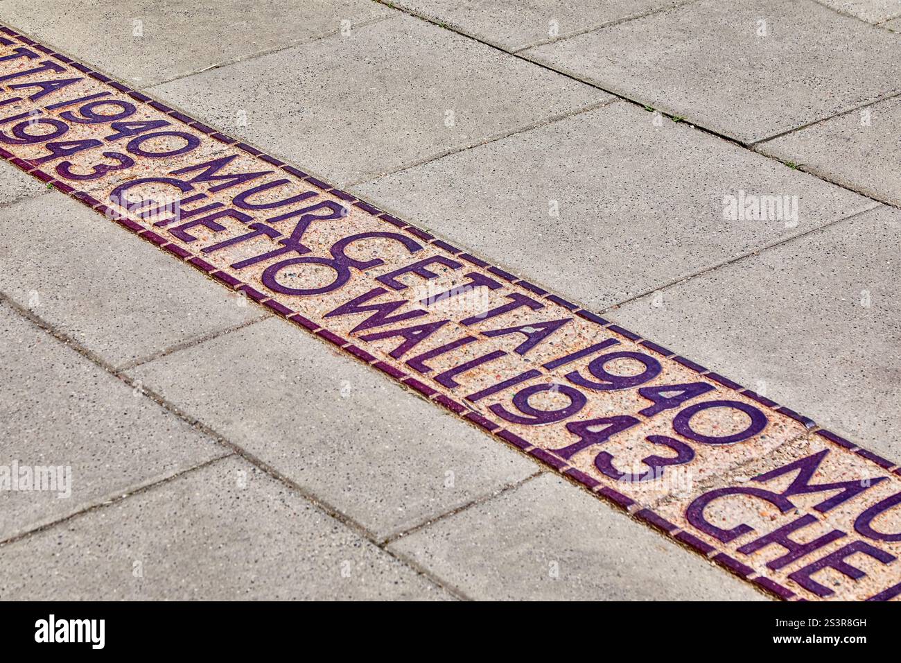Marqueur commémoratif montrant l'emplacement du mur de Getto qui était autour du ghetto de Varsovie en 1940 à 1943, Varsovie, Pologne, Europe Banque D'Images Marqueur commémoratif montrant l'emplacement du mur de Getto qui était autour du ghetto de Varsovie en 1940 à 1943, Varsovie, Pologne, Europe Banque D'Images