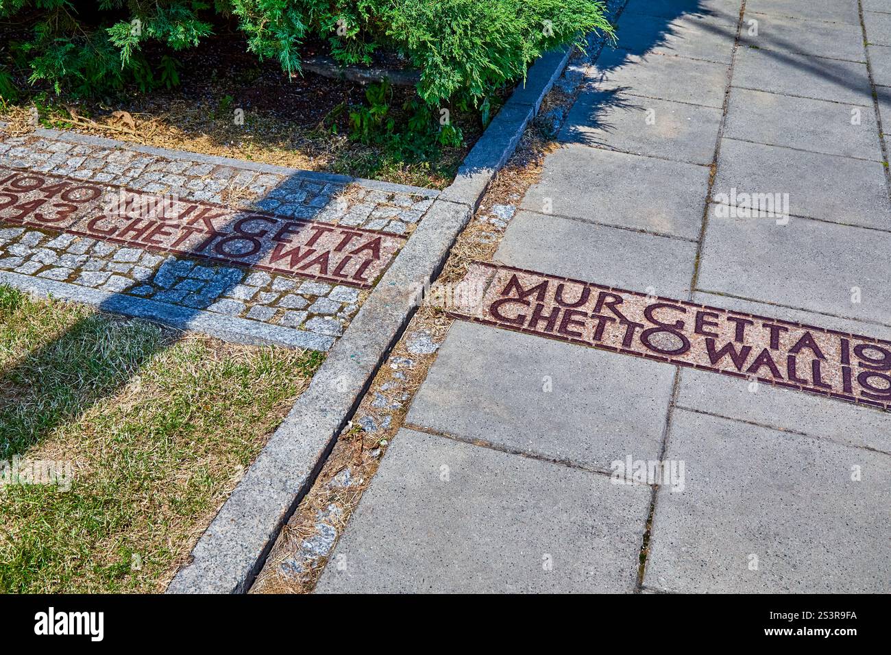 Marqueur commémoratif montrant l'emplacement du mur de Getto qui était autour du ghetto de Varsovie en 1940 à 1943, Varsovie, Pologne, Europe Banque D'Images Marqueur commémoratif montrant l'emplacement du mur de Getto qui était autour du ghetto de Varsovie en 1940 à 1943, Varsovie, Pologne, Europe Banque D'Images