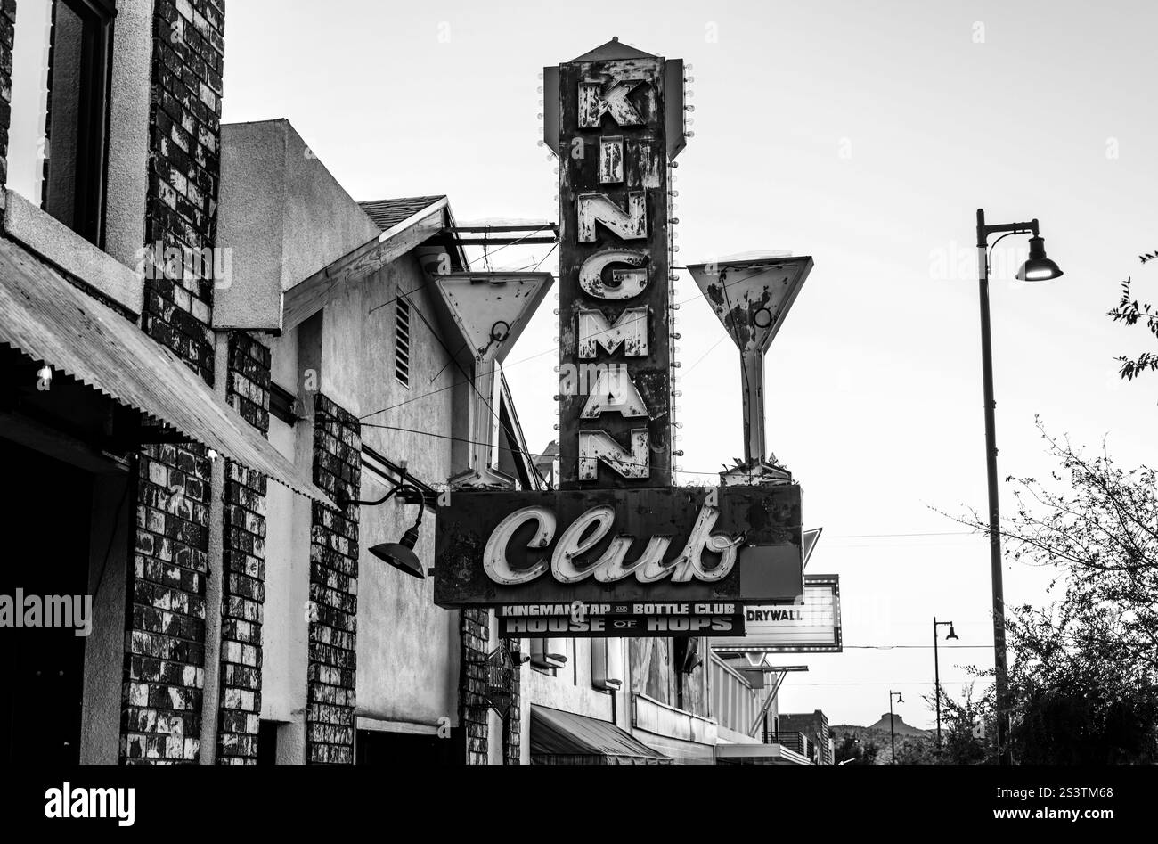 Panneau historique au néon (années 1950) sur Kingman Club et bar dans East Beale Street (près de la route 66), comté de Mojave, Kingman, Arizona Banque D'Images