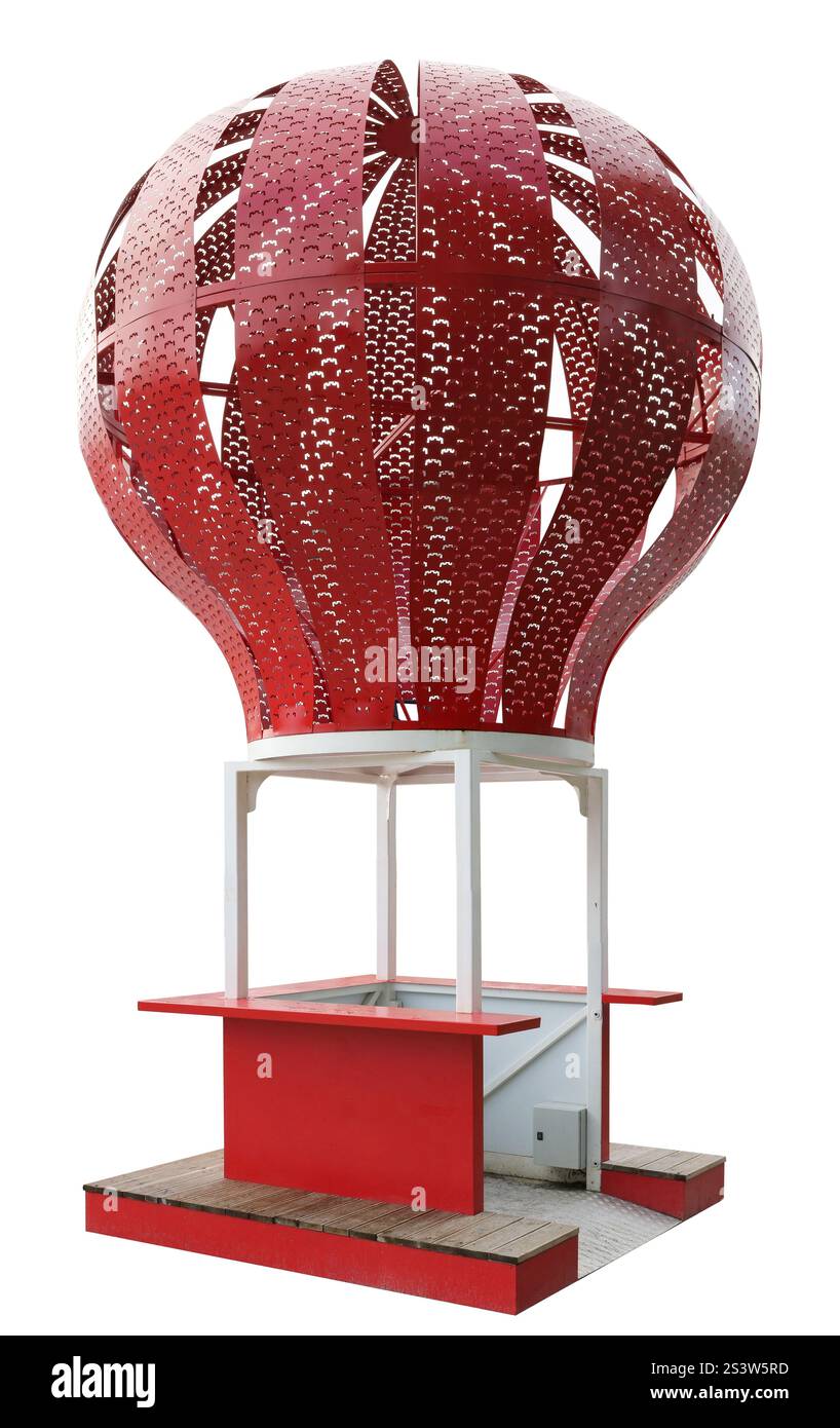 Le modèle public de la montgolfière rouge est fait d'acier et de bois. Isolé sur blanc Banque D'Images