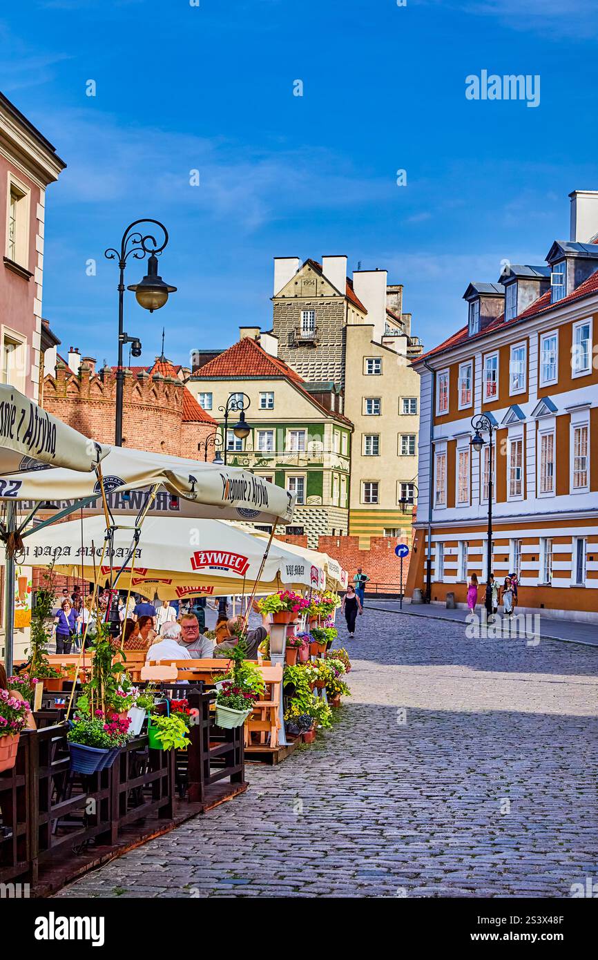 Cafés de rue et restaurants ouverts pour le dîner à l'heure du déjeuner dans la partie de la vieille ville de Varsovie qui est un site classé au patrimoine mondial de l'UNESCO, Varsovie, Pologne Banque D'Images