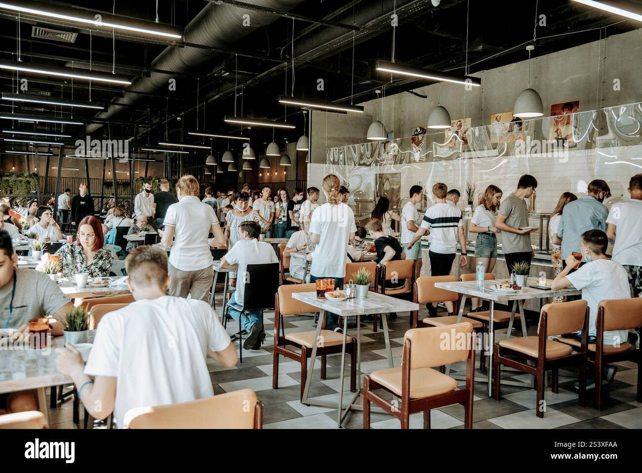 Intérieur de l'été d'un café, design de restaurant de style avec grand espace salle à manger, les gens déjeunent Banque D'Images