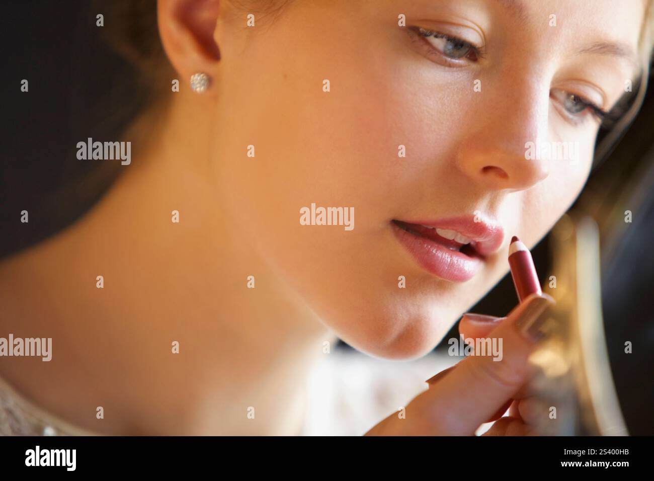 Close up of Young Woman en utilisant un crayon à lèvres Banque D'Images