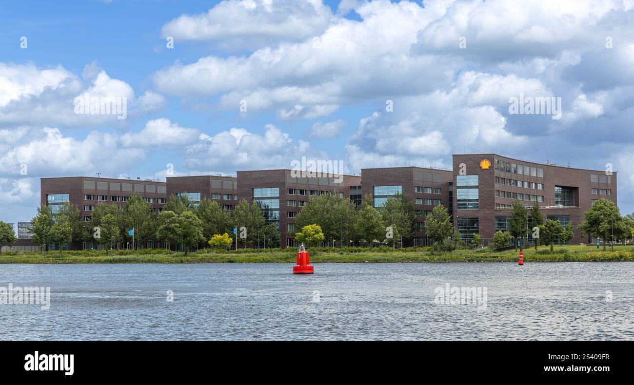 Amsterdam, pays-Bas. 15 juin 2024. Bureau et logo de la multinationale pétrolière et gazière Shell sur le bâtiment du campus transition énergétique Amste Banque D'Images