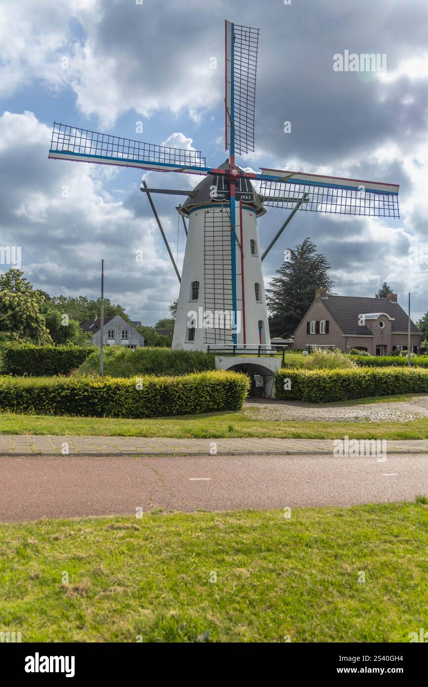 Moulin à vent 't Nupke Geldrop un village hollandais avec de lourds nuages en arrière-plan. Construit en 1843 sur une colline, le moulin à vent fonctionnait comme moulin à gristmill. Banque D'Images