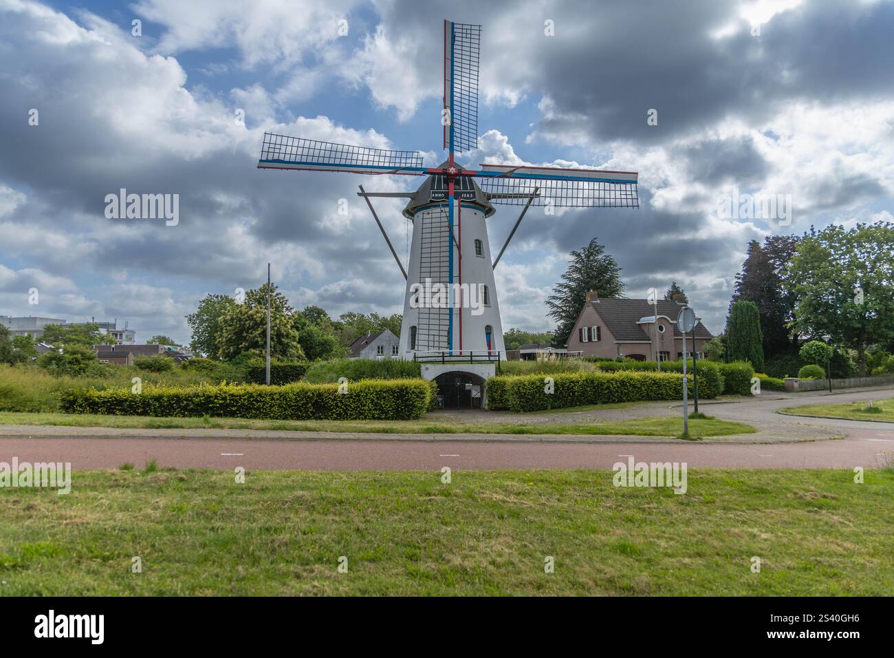 Moulin à vent 't Nupke Geldrop un village hollandais avec de lourds nuages en arrière-plan. Construit en 1843 sur une colline, le moulin à vent fonctionnait comme moulin à gristmill. Banque D'Images