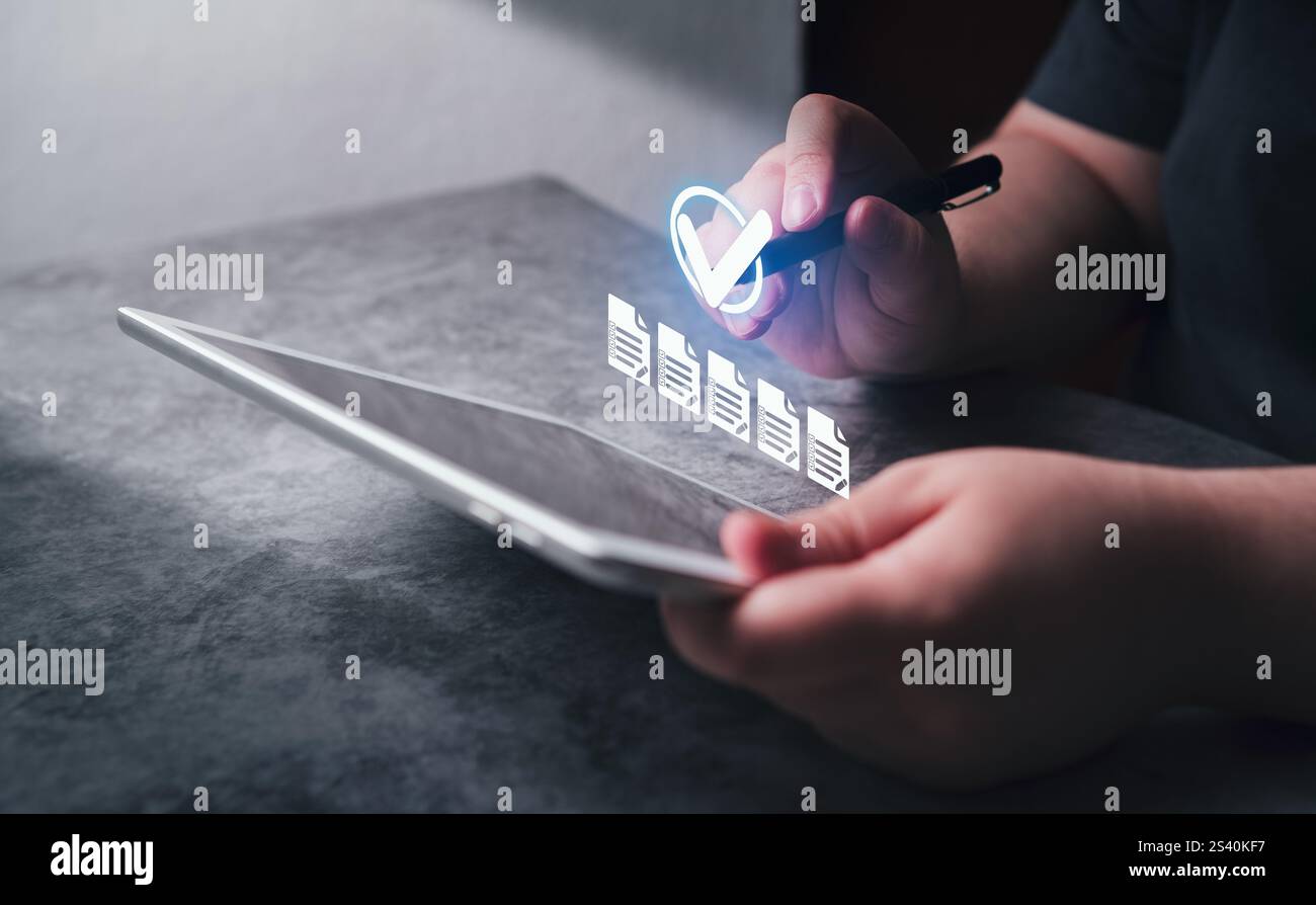 Femme utiliser la tablette numérique en sélectionnant les cases à cocher pour les formulaires d'emploi. Évaluations en ligne. Sélection personnelle et gestion des ressources humaines. Banque D'Images